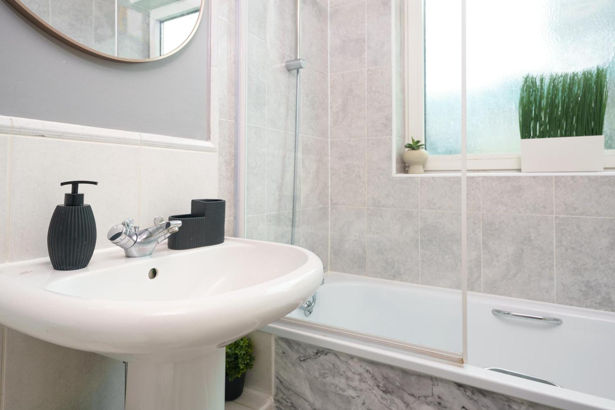 St George Thames Apartment ลอนดอน ภายนอก รูปภาพ